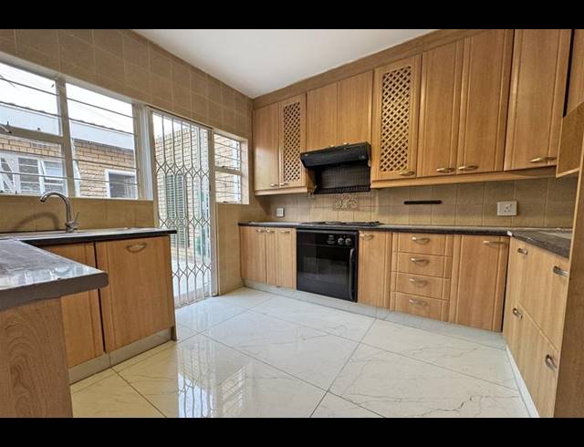 2 BEDROOM TOWNHOUSE FOR SALE IN BENMORE GARDENS